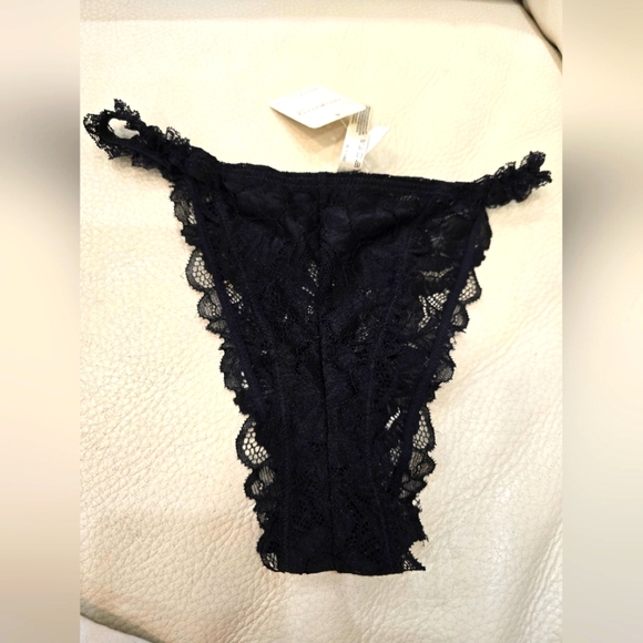 FREE PEOPLE INTIMATELY Black Lace Intimate Thong Underware Size S - Picture 1 of 3